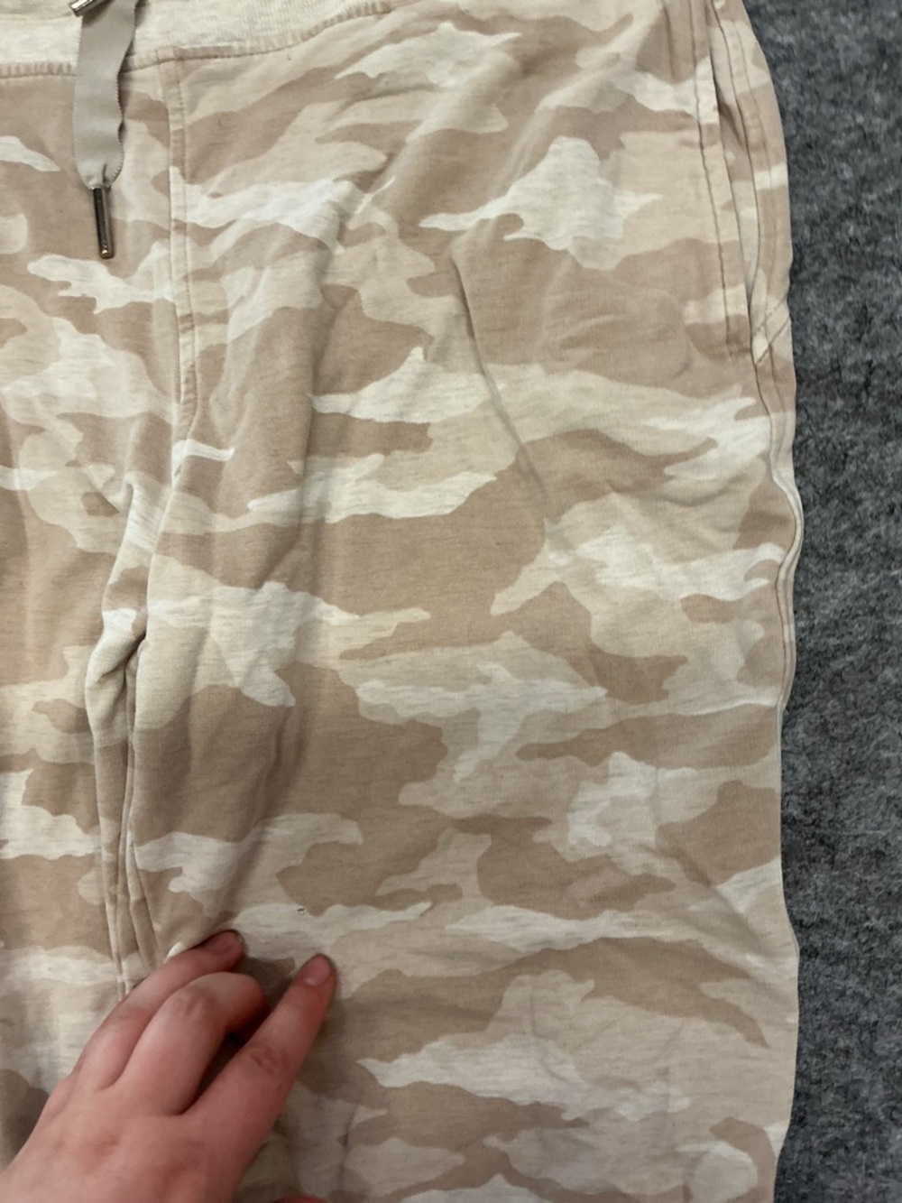 Athleta Balance Printed Beige and Cream Camo Jogger Pants Size M - Picture 3 of 5